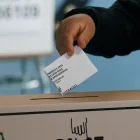 Una persona que deposita un voto en una urna el domingo 7 de junio de 2026, durante la segunda vuelta de las elecciones presidenciales en Perú.