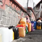 Mujeres aimaras esperan para comprar combustible este martes, en La Paz (Bolivia).