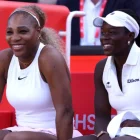 Serena Williams y Victoria Mboko celebran su victoria en dobles durante el HSBC Championships de Queen's Club