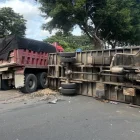 Un camión quedó volcado sobre la calzada y obligó al cierre temporal de dos carriles este 10 de junio.