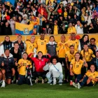 Jugadoras de la Selección de Ecuador celebran junto a los hinchas su clasificación al repechaje.
