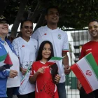 Aficionados iraníes muestran banderas y camisetas durante la llegada de su selección al Aeropuerto Internacional de Tijuana, rumbo al Mundial 2026.