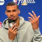El francés Victor Wembanyama, líder de los San Antonio Spurs, habló este martes en rueda de prensa.