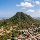 Vista aérea del cerro de Montecristi, donde se instalará el nuevo radar para detectar vuelos ilícitos a partir de 2027.