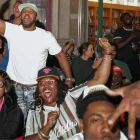 Aficionados se reúnen en las calles para seguir el partido entre los New York Knicks y los San Antonio Spurs en las Finales de la NBA, en Nueva York.