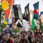 Jinetes ataviados con armadura de samurái miran al cielo mientras luchan por una bandera durante el festival Soma Nomaoi en Minamisoma, prefectura de Fukushima, el 24 de mayo de 2026.