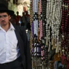 Vista de collares con la cruz cristiana en la Ciudad Vieja de Jerusalén.