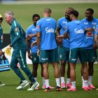El plantel recibió al seleccionador Carlo Ancelotti con el tradicional “pasillito”