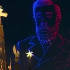 El rostro de Gaudí ilumina el cielo de Barcelona