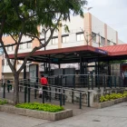 El paso de la Metrovía por la avenida Eloy Alfaro estuvo interrumpido tras el incendio en el edificio Multicomercio