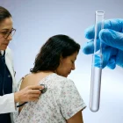 Patricia Mena convive con una enfermedad genética rara mientras espera acceso a un tratamiento que podría frenar su avance.