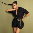 La modelo Carla Giler disfruta usar este accesorio que superpuestos, convierten un look básico en una propuesta editorial.