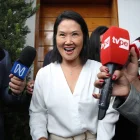 La candidata derechista Keiko Fujimori habla con periodistas este miércoles 10 de junio, en Lima (Perú).