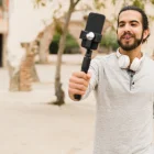 Referencial.Un creador de contenido transmite en espacios públicos, práctica que EE. UU. considera fuera del alcance de la visa de turista.