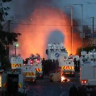 La policía despliega cañones de agua para extinguir incendios provocados por manifestantes durante disturbios en el norte de Belfast, Irlanda del Norte, 10 de junio de 2026.