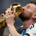 Messi con la Copa del Mundo tras la victoria de Argentina en Qatar 2022