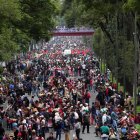 Cientos de docentes mexicanos marchan con el objetivo de llegar al Estadio Ciudad de México sede de la jornada inaugural del Mundial de fútbol 2026.
