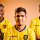 Jugadores de la selección de Ecuador posan con la camiseta oficial de La Tri para el Mundial de fútbol 2026.