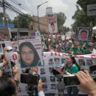 Familias exhiben carteles con rostros de desaparecidos durante una protesta en Tlalpan, en vísperas de la inauguración del Mundial.