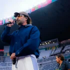 Alejandro Fernández interpreta el Himno de México en el estadio, luciendo un nuevo estilo durante la inauguración del Mundial 2026.
