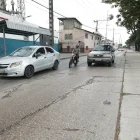 Vehículos circulan sobre grietas formadas en la calzada de la avenida Domingo Comín.