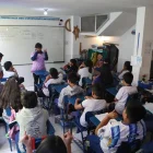 En la Escuela Franklin Roosevelt, en la calle Buenos Aires, en Quito, maestra hace ejercicios de gimnasia cerebral con estudiantes de 12 años.