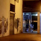 Rutina. Quienes viven en el centro afirman que el miedo ha limitado el uso de espacios públicos y alterado la dinámica del sector. Reinan las penumbras.