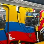 El tren 7 en Queens luce un mural con los colores y símbolos de Ecuador, en homenaje a la comunidad migrante.