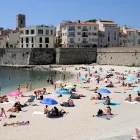 La gente se refresca en la playa de Antibes, sur de Francia, el pasado 27 de mayo.