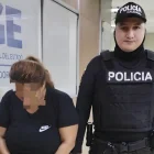 Agentes de la Policía Nacional presentan a la detenida en la Fiscalía General del Estado, tras el hallazgo de marihuana en Guayaquil.