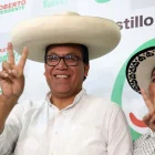 El candidato izquierdista Roberto Sánchez (c), reacciona en una rueda de prensa este viernes, en Lima (Perú).