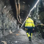 La fotografía, tomada el 18 de mayo de 2026, muestra a un trabajador caminando por uno de los túneles del depósito nuclear de Onkalo, en Eurajoki, al suroeste de Finlandia.