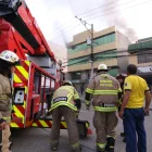 Integrantes del Cuerpo de Bomberos de Guayaquil acudieron hasta el inmueble en el que se reportó el incendio, la tarde de este viernes 12 de junio.