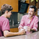 Escuchar, acompañar y respetar el espacio del adolescente ayuda a fortalecer la confianza.