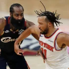 James Harden (izq.) en un partido de los NBA Playoffs 2026.
