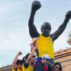 La escena se produjo mientras miles de personas acompañaban la celebración en las famosas escaleras del Museo de Arte de Filadelfia.