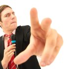 El creador de contenido aparece con micrófono en mano, en una imagen que refleja el estilo directo y performático que marcó su presencia en redes sociales.