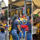 La Bahía, en el centro de Guayaquil, se llenó de camisetas amarillas, banderas y aficionados que aprovecharon las últimas horas antes del debut de Ecuador para comprar artículos de la Tri.