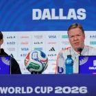 El seleccionador de los Países Bajos, Ronald Koeman (der.), junto al jugador Frenkie de Jong, en una rueda de prensa del Mundial 2026. Ambos hablan el neerlandés.