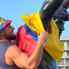 El creador de contenido Beta Mejía en medio de la polémica por su gesto en la estatua de Rocky