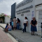 En las afueras del centro forense de Santa Elena los allegados de las doce víctimas buscaban conocer detalles