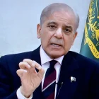 El primer ministro de Pakistán, Shehbaz Sharif, durante una alocución, en Peshawar.