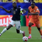 Enner Valencia disputa un balón con Yan Diomande durante el partido entre Ecuador y Costa de Marfil por la primera fecha del Grupo E del Mundial 2026, en Filadelfia.