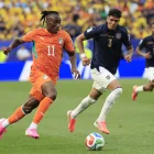 Piero Hincapié intenta contener el avance de Yan Diomandé durante el partido entre Ecuador y Costa de Marfil en el Mundial 2026 disputado en Filadelfia.