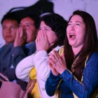 Aficionados de Ecuador reaccionan durante la transmisión del partido entre Costa de Marfil y Ecuador.