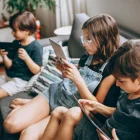 La nueva legislación, que entrará en vigor en la primavera de 2027, establece la prohibición del acceso a redes sociales para menores de 16 años.