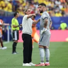 Ecuador vs. Costa de Marfil: el arquero Hernán Galíndez recibiendo indicaciones de Sebastián Beccacece.