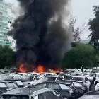 Dos helicópteros colisionaron en el aire y se precipitaron sobre el estacionamiento de una concesionaria de autos eléctricos.