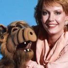 Anne Schedeen junto al personaje ALF, en una de las imágenes icónicas de la serie.