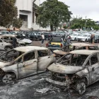 Fotografía que muestra vehículos afectados este lunes, tras un accidente en el que dos helicópteros chocaron en el barrio Recreio dos Bandeirantes de Río de Janeiro (Brasil).